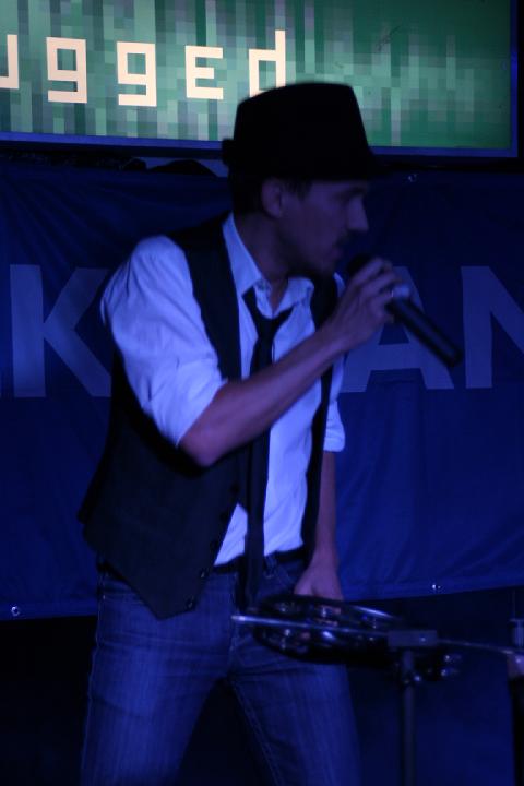 2008-11-28 M3_live at replugged 120.jpg